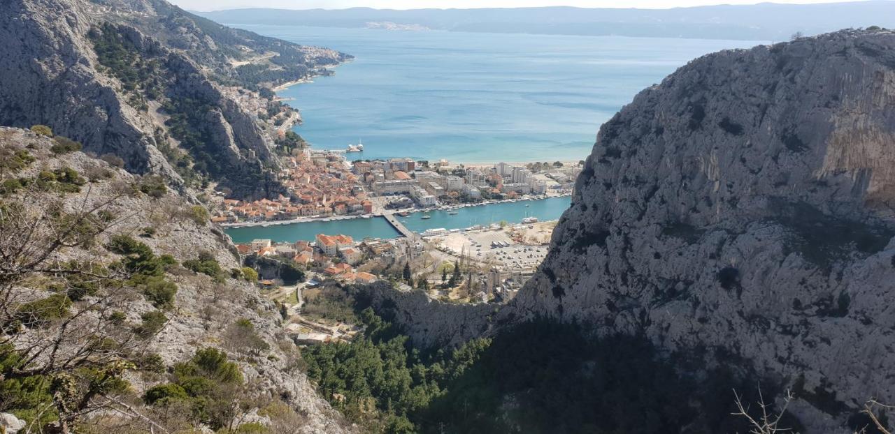Cozy Apartments With Seafront Terraces Omis Exterior photo