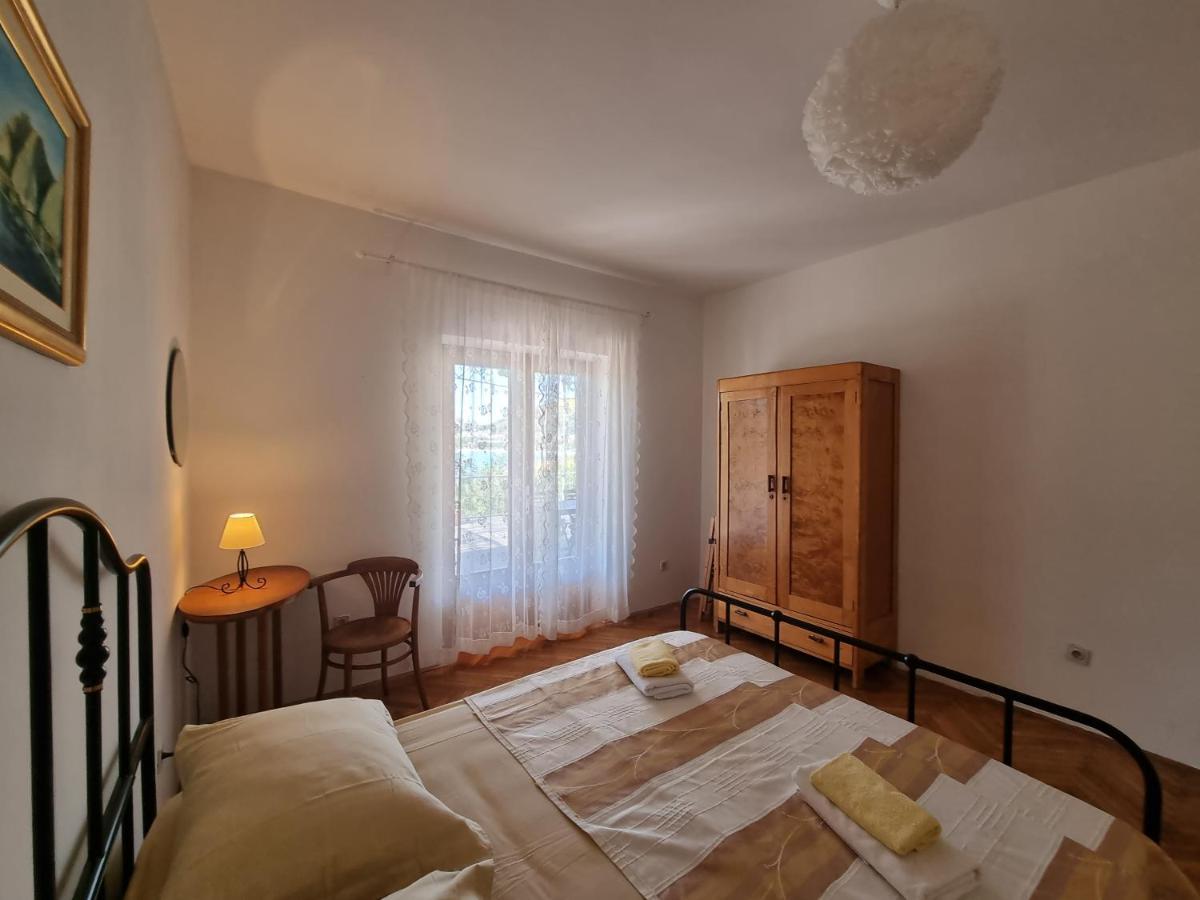 Cozy Apartments With Seafront Terraces Omis Exterior photo