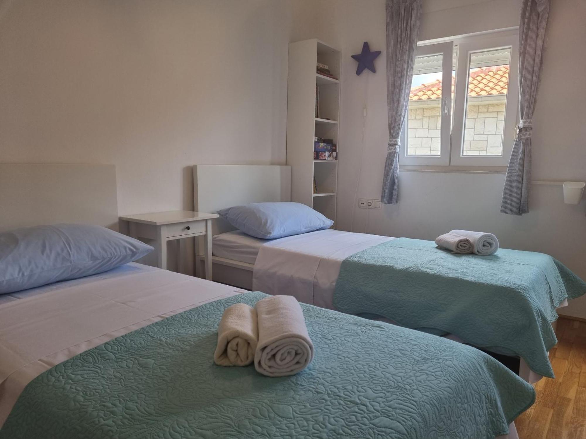 Cozy Apartments With Seafront Terraces Omis Room photo